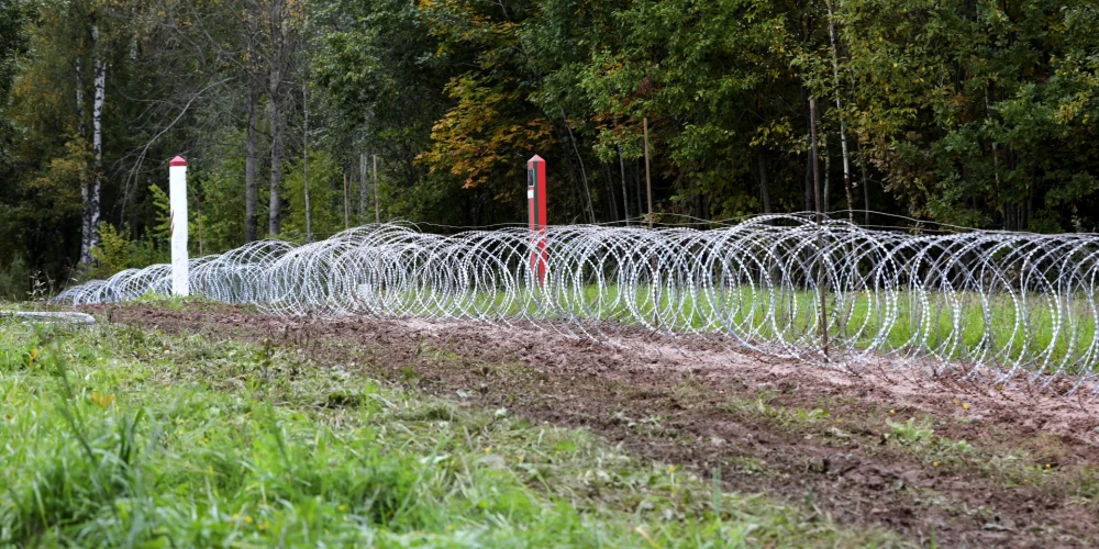 Lai kavētu nelegālo migratnu plūsmu, uz Latvijas-Baltkrievijas robežas tiek uzstādīts Slovēnijas Aizsardzības ministrijas dāvinātais pagaidu žogs.