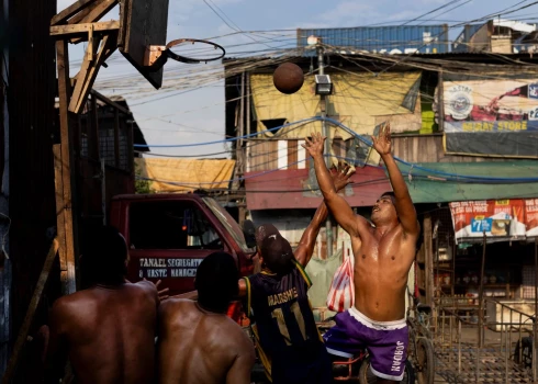 Filipīnieši ir apsēsti ar basketbolu.