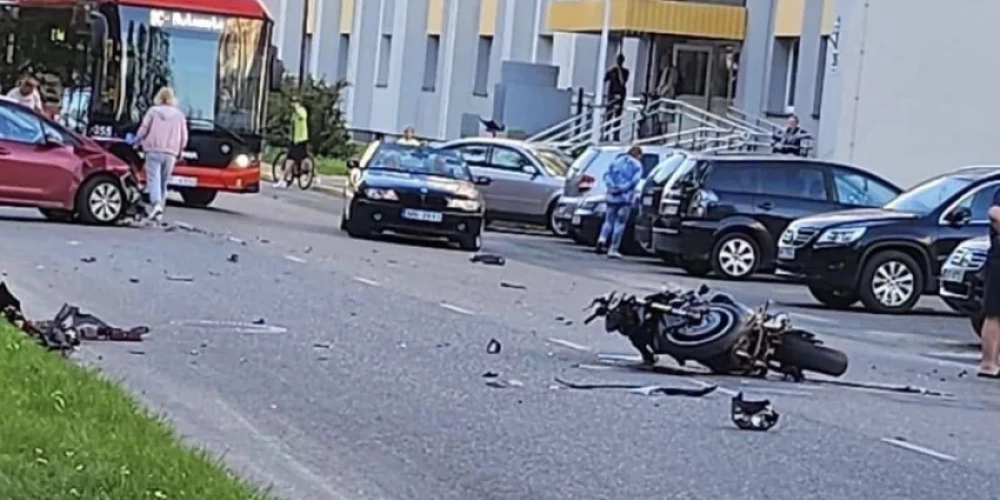 ВИДЕО: в Даугавпилсе гонщик-мотоциклист после столкновения с авто опрокидывается и кувыркается по улице