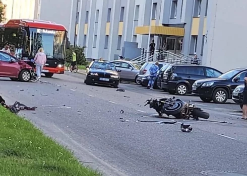 ВИДЕО: в Даугавпилсе гонщик-мотоциклист после столкновения с авто опрокидывается и кувыркается по улице