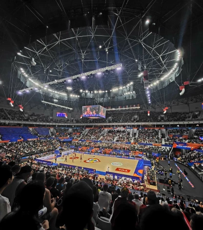 Arēna ir pavisam jauna, tā atklāta tikai augustā, tāpēc tās darbiniekiem nav pieredzes ar apmeklētāju pūļiem. Vislielākais haoss ir ar izkļūšanu no arēnas pēc spēlēm – visa plūsma tika novirzīta pa vienu izeju! Starp citu, arēnā nepārdod alkoholiskos dzērienus.