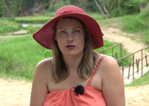 VIDEO: šovu zvaigzne Magone aiziet uz randiņu, bet viņas iecerētais dzīvo teltī