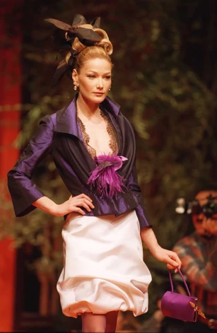Karla Bruni - Christian Lacroix modele Parīzē.