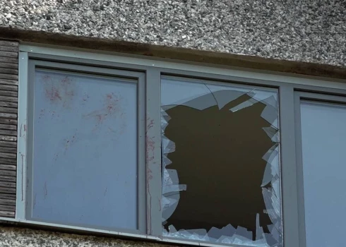 В Олайне неадекватный мужчина разнес свою квартиру и угрожал выпрыгнуть из окна