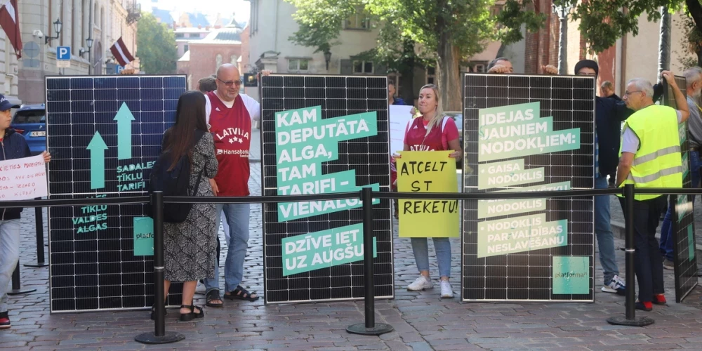No Valkas atceļojušajam eks-mēram klāt piebiedrojās visnotaļ interesanta politiķu grupa.