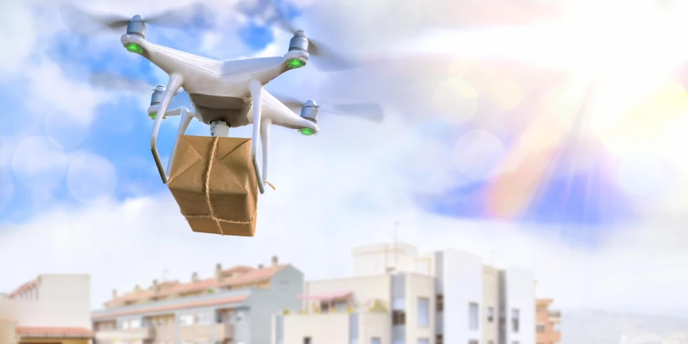 Rīgā par 200 000 eiro plāno dronu gaisa pasta maršrutus. Kad paciņas pie namdurvīm saņemsim pa gaisu?