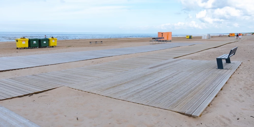 Vecāķu pludmalē izbūvēta jauna pastaigu laipa