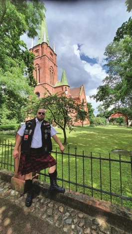 Kāzās Kuldīgā. Nav ne vainas arī skotu svārciņos.