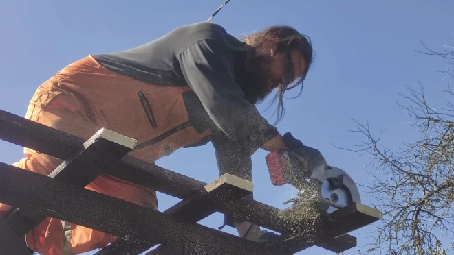 Galdnieka darbs – rāpus pa jumtu ar ripzāģi rokā.