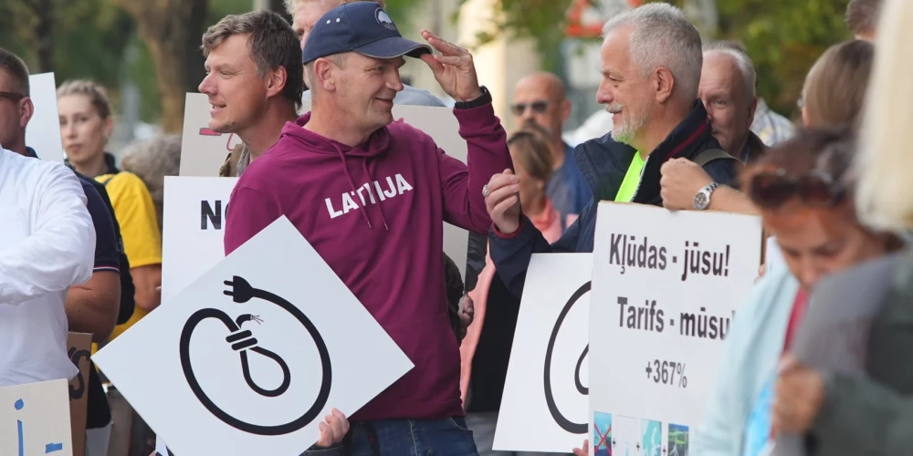 Protesta pasākums pret "Sadales tīkla" tarifu straujo kāpumu.