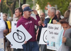 FOTO un VIDEO: Rīgā aizvadīts vēl viens protests pret "Sadales tīkla" tarifu straujo kāpumu