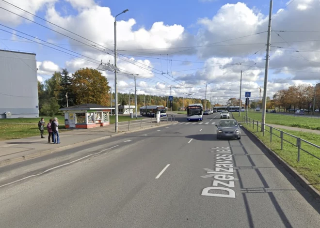 Aizdedzināja sabiedriskā transporta pieturā Rīgā: pabeigta izmeklēšana lietā par sevišķi cietsirdīgu jauna vīrieša slepkavību
