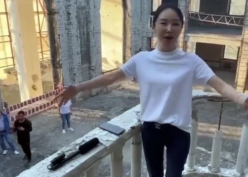 "Pilnīga morālā degradācija!" Ķīnas operdziedātāja Mariupoles drāmas teātra drupās nodzied "Katjušu"