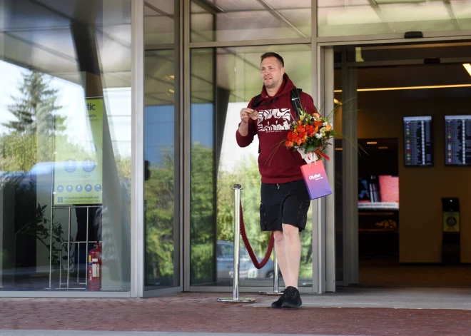 3x3 basketbola treneris Raimonds Feldmanis starptautiskajā lidostā "Rīga" pēc atgriešanās no Jeruzālemes, kur Eiropas kausā ieguva bronzas medaļu.