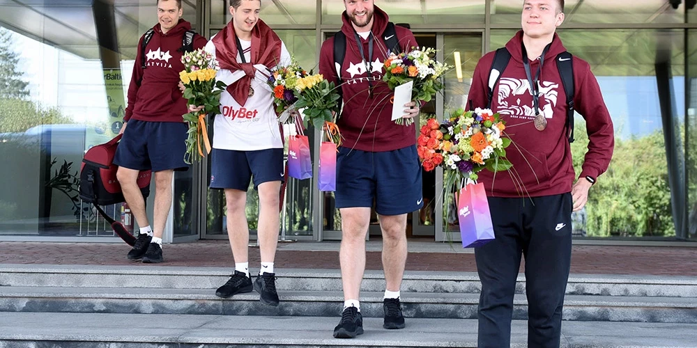 3x3 basketbola izlases spēlētāji - Francis Lācis (no labās), Zigmārs Raimo, Mārcis Osis un 3x3 basketbola komandas fizioterapeits Oskars Urbanovičs starptautiskajā lidostā "Rīga" pēc atgriešanās no Jeruzālemes, kur Eiropas kausā ieguva bronzas medaļu.