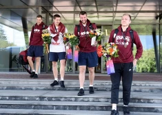 3x3 basketbola izlases spēlētāji - Francis Lācis (no labās), Zigmārs Raimo, Mārcis Osis un 3x3 basketbola komandas fizioterapeits Oskars Urbanovičs starptautiskajā lidostā "Rīga" pēc atgriešanās no Jeruzālemes, kur Eiropas kausā ieguva bronzas medaļu.