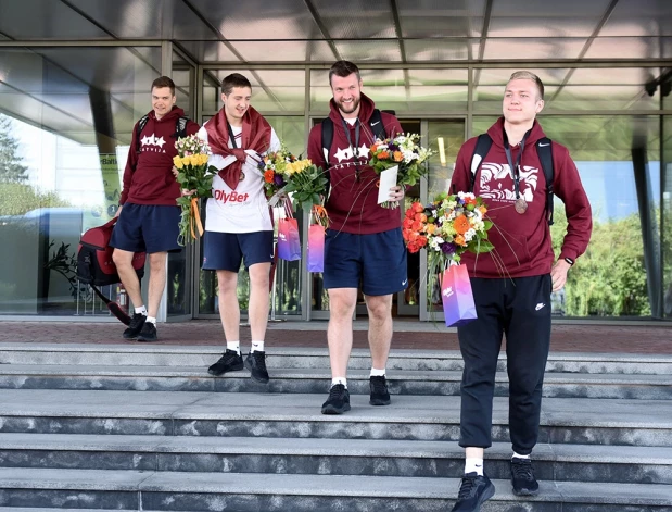 3x3 basketbola izlases spēlētāji - Francis Lācis (no labās), Zigmārs Raimo, Mārcis Osis un 3x3 basketbola komandas fizioterapeits Oskars Urbanovičs starptautiskajā lidostā "Rīga" pēc atgriešanās no Jeruzālemes, kur Eiropas kausā ieguva bronzas medaļu.