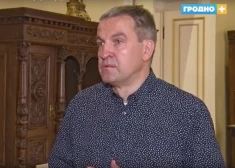 Latvijas "ģeogrāfs" dodas uz Baltkrieviju ar īpašu dāvanu un TV kamerā raud par "atbrīvotājiem"