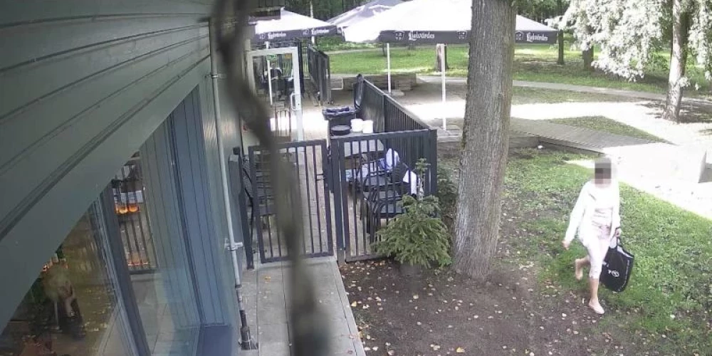 Когда женщина вышла из туалета, ее сумка была уже намного более тяжелой.