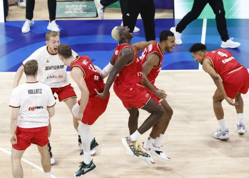 "Auf Wiedersehen"! Vācijas basketbolisti pieveic favorīti ASV un ar serbiem cīnīsies par Pasaules kausu