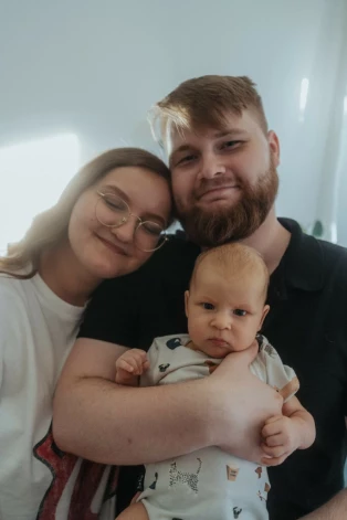 Harijs Pēteris ar draudzeni Luīzi un dēlu Bruno dzīvo Brocēnos.