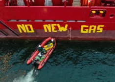 "Greenpeace" aktīvisti protestē pret šķidrās dabasgāzes cauruļvada būvi Vācijā