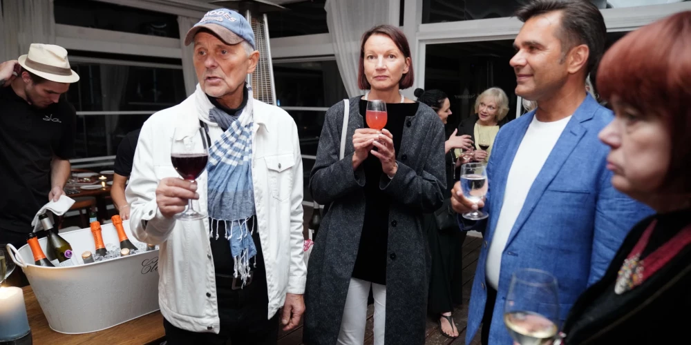 Kukuvass ar pavadoni banketā pēc "Menueta" dižkoncerta.