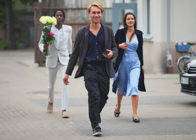 Piektdien, 8. septembrī, Jaunā Rīgas teātra (JRT) Mazajā zālē pirmizrādi piedzīvoja režisora Gerda Lapoškas jauniestudējums "Pelēka vasara, saulaina ziema".