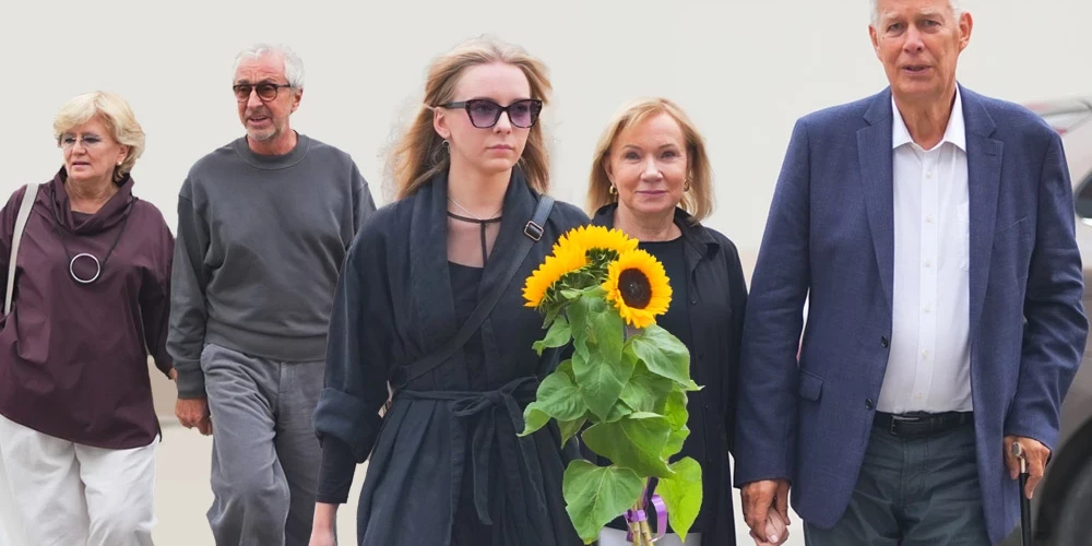 Viesu vidū bija arī Ojārs Rubenis ar sievu Viju, kā arī bijušais Latvijas Valsts prezidents Valdis Zatlers ar kundzi Lilitu.