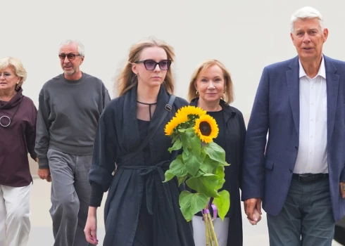 Viesu vidū bija arī Ojārs Rubenis ar sievu Viju, kā arī bijušais Latvijas Valsts prezidents Valdis Zatlers ar kundzi Lilitu.