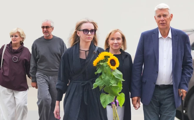 Viesu vidū bija arī Ojārs Rubenis ar sievu Viju, kā arī bijušais Latvijas Valsts prezidents Valdis Zatlers ar kundzi Lilitu.