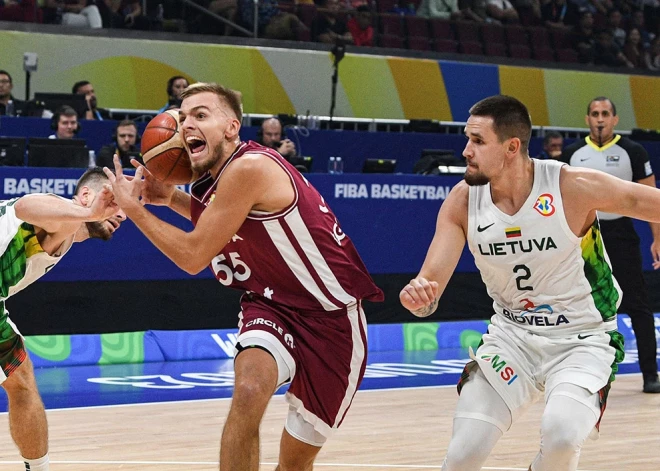Mūsējie pēc pirmā puslaika vadībā pret Lietuvas basketbolistiem; Žagaram jau 10 rezultatīvas piespēles