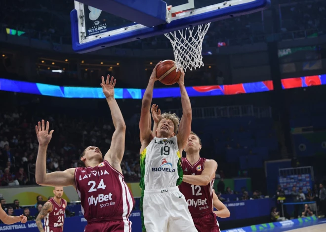 Latvijas vīriešu basketbola izlase sestdien Manilā Pasaules kausa mačā par piekto vietu pieveica Lietuvas valstsvienību.