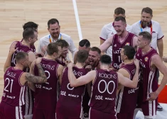 Наша взяла! Латвия обыграла Литву на Кубке мира по баскетболу и заняла 5-е место