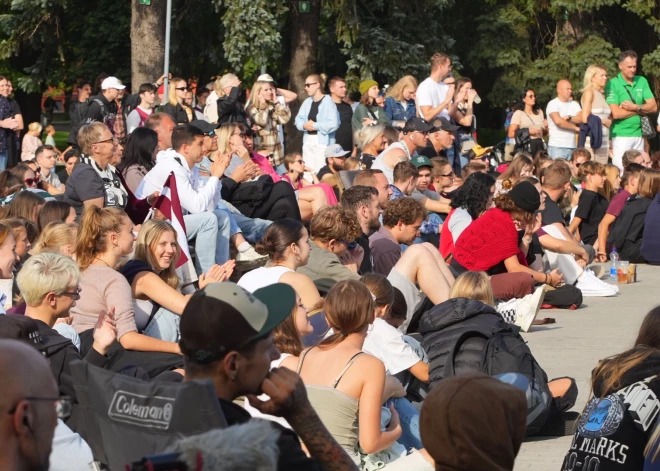 Basketbola fani vēro Latvijas-Lietuvas spēli.