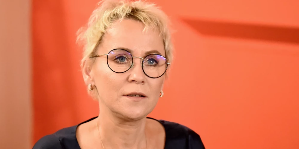 Sajūtot nepieciešamību pēc pārtraukuma, aktrise un režisore Rēzija Kalniņa nolēmusi turpmāk strādāt Dailes teātra ārštatā. “Šī pauze man ir nepieciešama, lai sevi bagātinātu, izglītotu, saprastu, kas es esmu. Es nevēlos būt zobratiņš sistēmā un nekad neesmu varējusi būt. Dailes teātris turpina savu iesākto ceļu, kas ir apsveicami, bet man šobrīd ir nepieciešama mana, sievietes, aktrises, mākslinieces pauze, lai varētu saprast savu dzīves ceļu tālāk,” uzsver māksliniece.