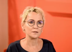 Sajūtot nepieciešamību pēc pārtraukuma, aktrise un režisore Rēzija Kalniņa nolēmusi turpmāk strādāt Dailes teātra ārštatā. “Šī pauze man ir nepieciešama, lai sevi bagātinātu, izglītotu, saprastu, kas es esmu. Es nevēlos būt zobratiņš sistēmā un nekad neesmu varējusi būt. Dailes teātris turpina savu iesākto ceļu, kas ir apsveicami, bet man šobrīd ir nepieciešama mana, sievietes, aktrises, mākslinieces pauze, lai varētu saprast savu dzīves ceļu tālāk,” uzsver māksliniece.