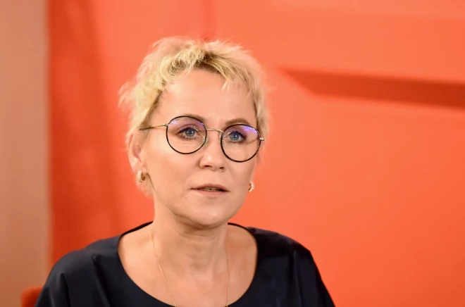 Sajūtot nepieciešamību pēc pārtraukuma, aktrise un režisore Rēzija Kalniņa nolēmusi turpmāk strādāt Dailes teātra ārštatā. “Šī pauze man ir nepieciešama, lai sevi bagātinātu, izglītotu, saprastu, kas es esmu. Es nevēlos būt zobratiņš sistēmā un nekad neesmu varējusi būt. Dailes teātris turpina savu iesākto ceļu, kas ir apsveicami, bet man šobrīd ir nepieciešama mana, sievietes, aktrises, mākslinieces pauze, lai varētu saprast savu dzīves ceļu tālāk,” uzsver māksliniece.