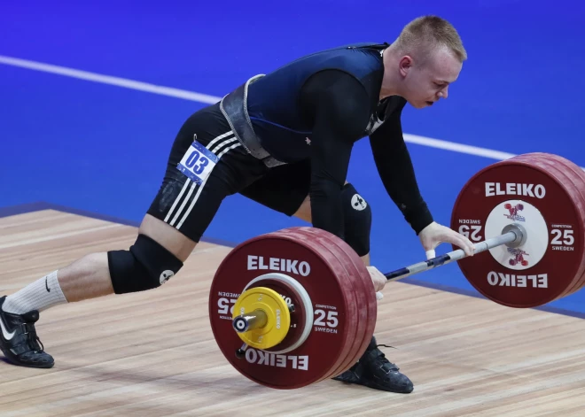 Suharevam pasaules svarcelšanas čempionātā bronzas medaļa raušanā, bet nepacelts svars grūšanā
