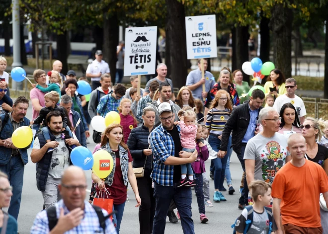 Šodien Latvijā svin Tēva dienu! Par godu tam Rīga notiks Tēva dienas gājiens un festivāls