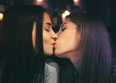 В России двух девушек продержали всю ночь в камере из-за поцелуя на лавочке
