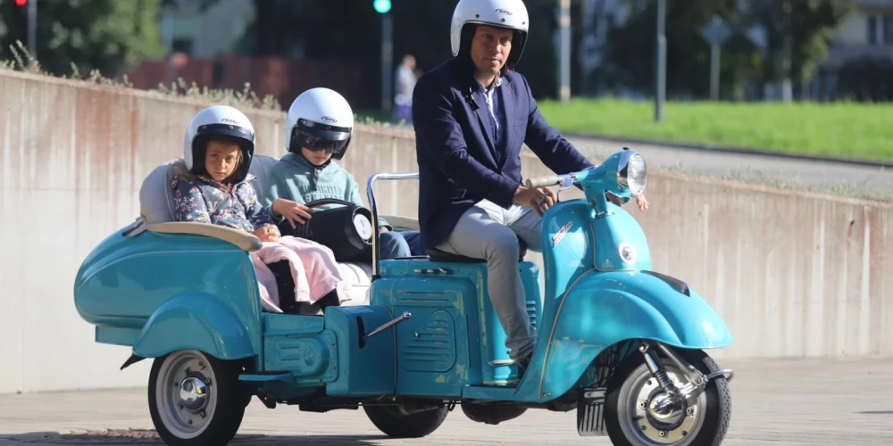 Tētis, motorollers un bērni.
