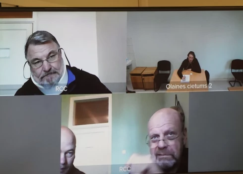 Maksātnespējas administratora Mārtiņa Bunkus slepkavības krimināllietā apsūdzētie - Aleksandrs Babenko, Mihails Uļmans un Krievijas pilsonis Viktors Krivošejs attālitāti piedalās tiesas sēdē.