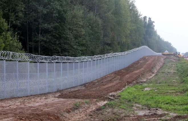 Izbūvētajā žogā līdz šim konstatēti jau aptuveni 50 mērķtiecīgi izdarīti bojājumi.