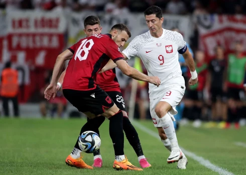 Albānijas futbola izlase pārsteidz Levandovski un Poliju; Nīderlande izglābjas pret īriem