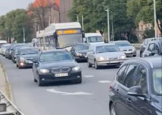 Basketbolistu sagaidīšanas dēļ pārceļ piketu par sabiedriskā transporta joslas ieviešanu Valdemāra ielā Rīgā