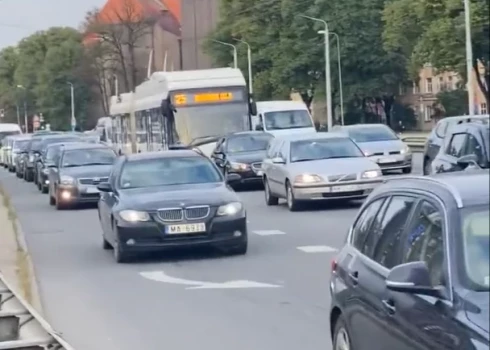 Ierastais sastrēgums Valdemāra ielā, kad nīkst arī sabiedriskais transports (ekrānuzņēmums no "X")