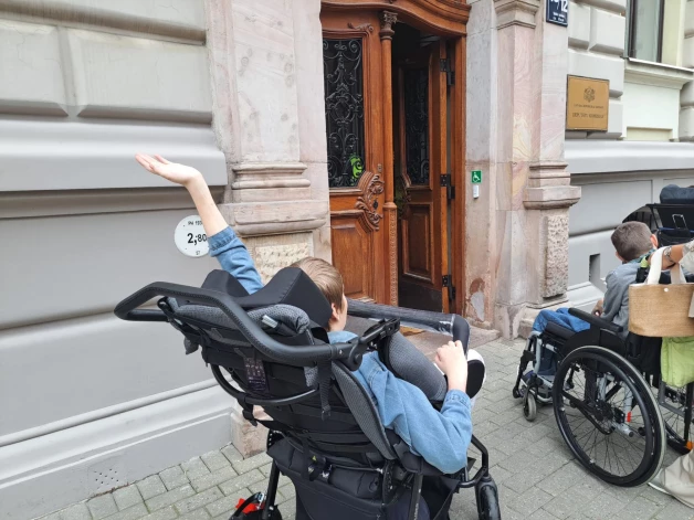 Vecāki ar saviem “īpašajiem bērniem” ieradušies Saeimas Sociālo un darba lietu komisijas sēdē.