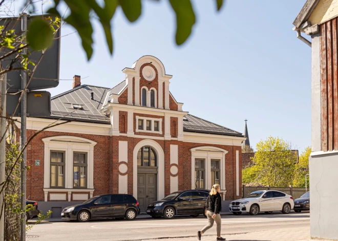 FOTO: jaunā spozmē atjaunots kārtējais Berči nams Liepājā