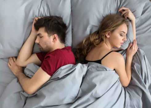 Vai pārim vajadzētu gulēt zem vienas segas?